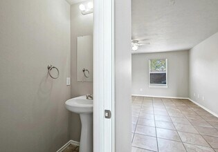 Building Photo - 12011 Hira Lake Dr