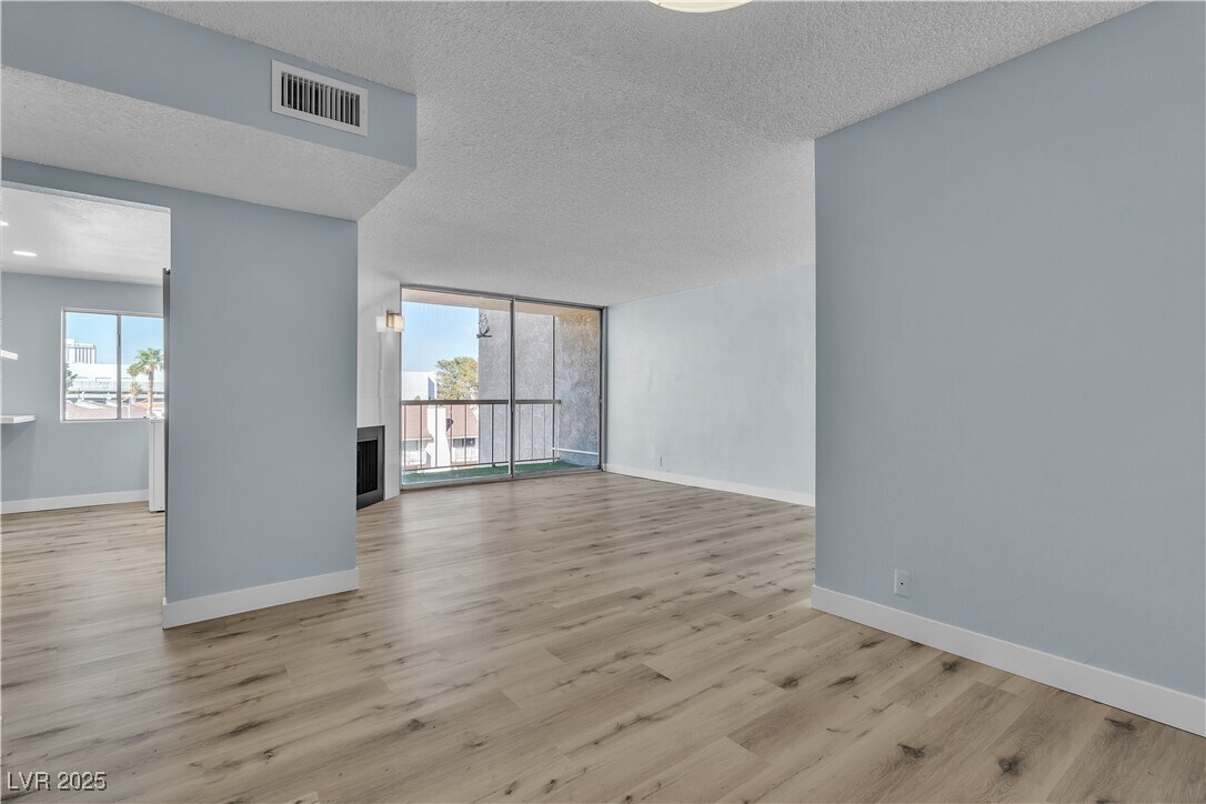 Foto principal - 725 N Royal Crest Cir