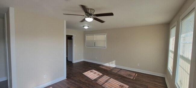 Building Photo - Newly Renovated 4 BEDROOM SINGLE FAMILY HOME