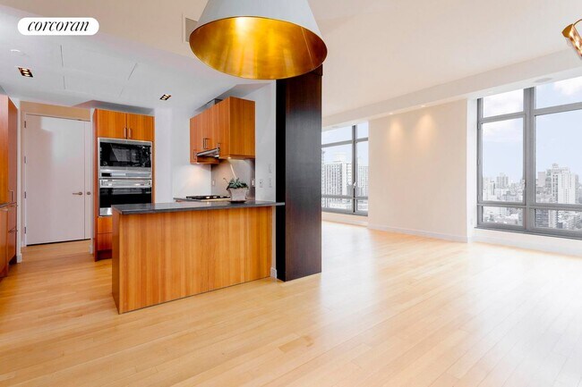 Building Photo - 450 E 83rd St