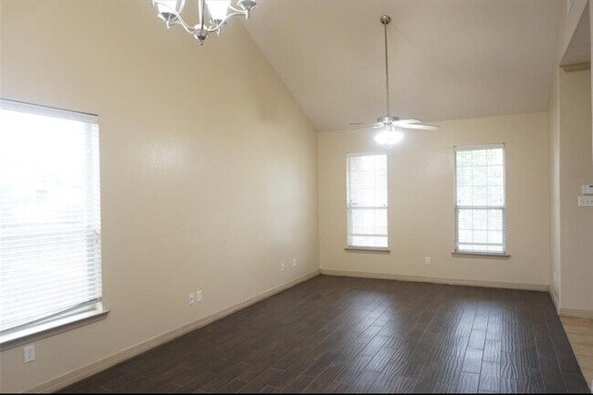 Building Photo - 5915 Rye Creek Dr