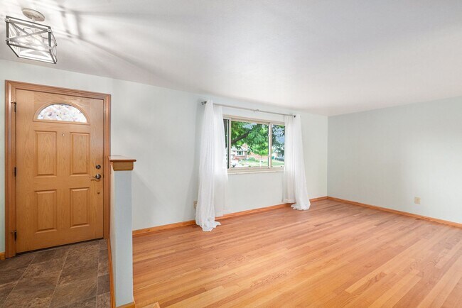 Foto del edificio - Spacious 5 Bedroom in the Heart of Littleton!