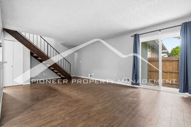 Foto del edificio - Charming Townhouse with Central AC and Washer/Dryer