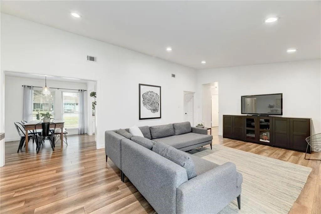 Primary Photo - 13313 Effingham St