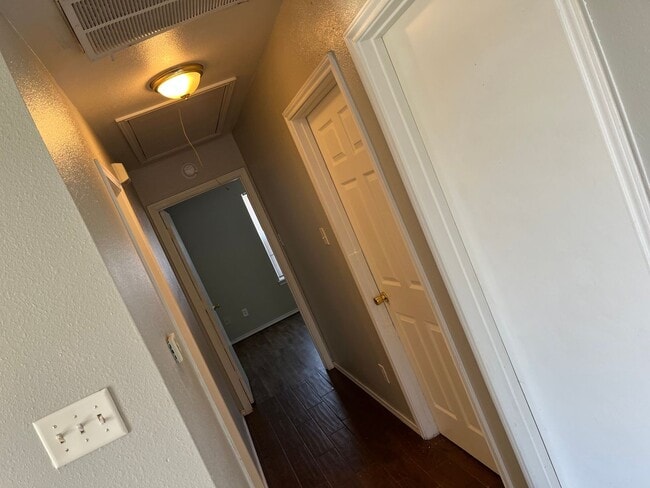 Building Photo - 3bed 2 bath covered parking fenced yard
