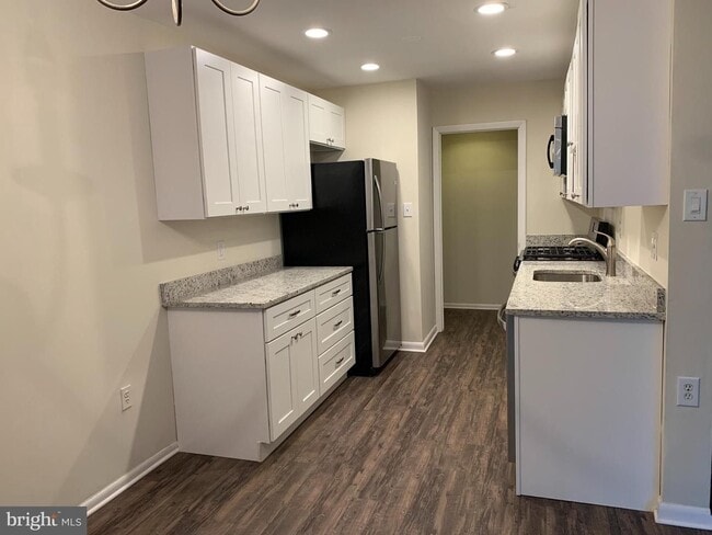 Building Photo - Newly Renovated Mclean Condo with ample sp...