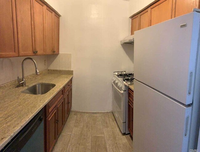 Building Photo - 134-11 Dahlia Ave