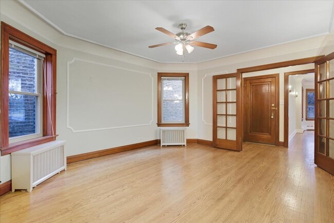 Foto del edificio - 5412 W Berteau Ave