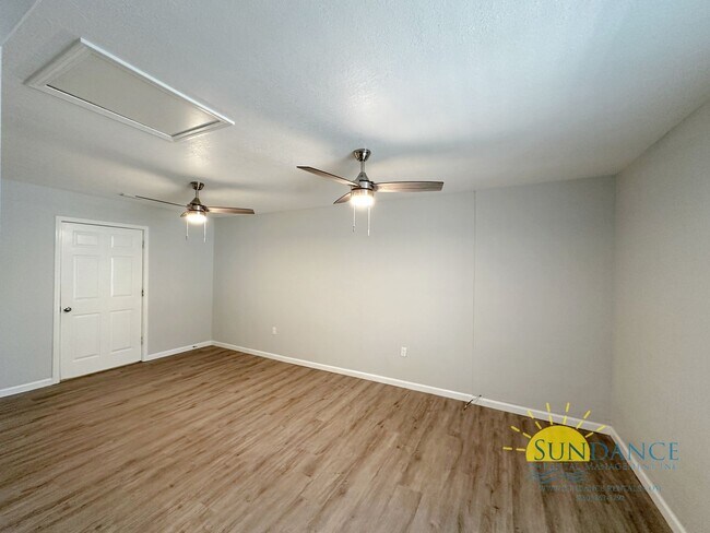 Foto del edificio - Fully Renovated Pet Friendly 3 Bedroom, Mo...