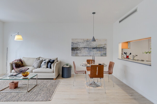 Building Photo - 329 Rue Notre Dame E