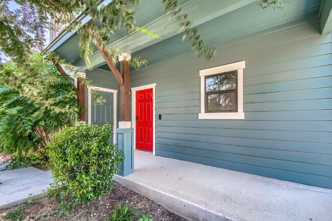 Foto del edificio - OFFERING 50% OFF ONE-MONTH'S RENT...QUAINT RENTAL NEAR I-35