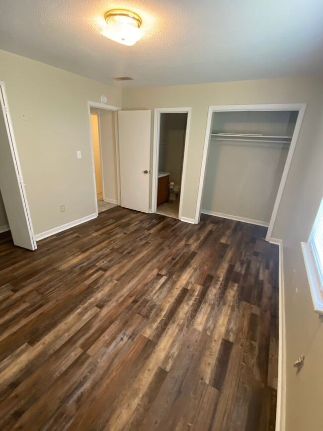 Building Photo - 2501 Tara Heights Cir