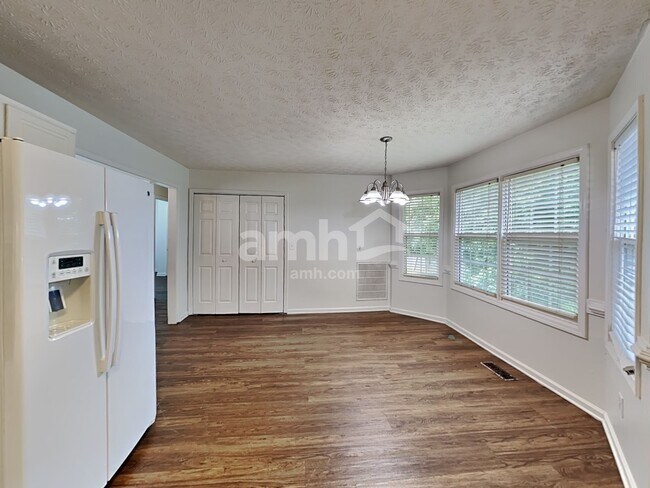 Building Photo - 136 River Walk