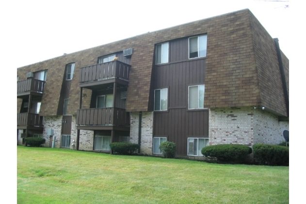 Primary Photo - 1446 W River Rd N