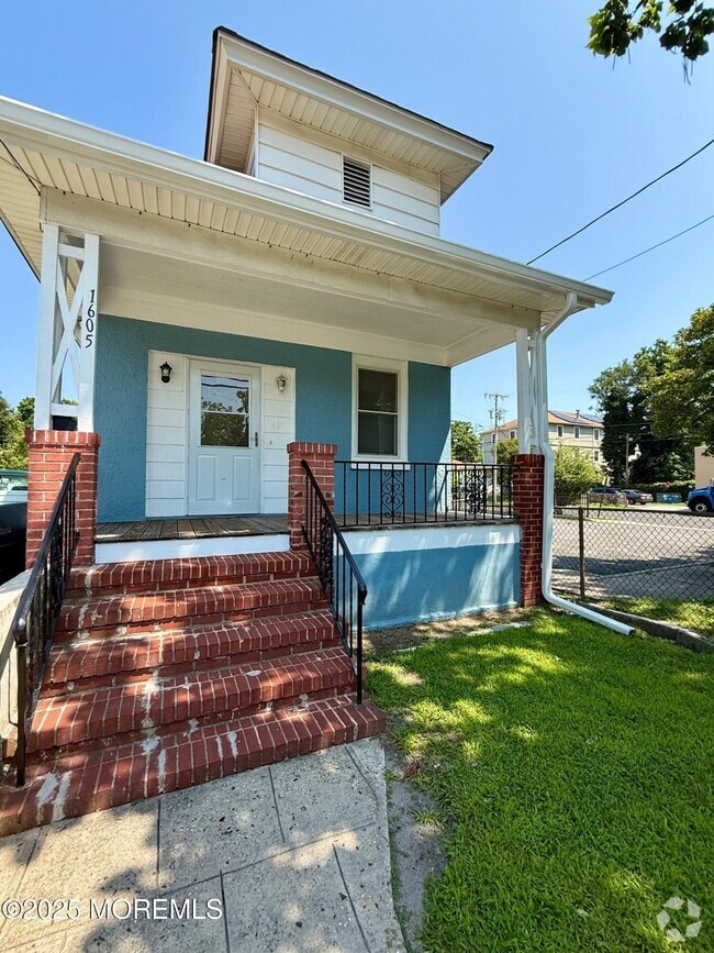 Building Photo - 1605 W Lake Ave