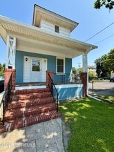 Building Photo - 1605 W Lake Ave