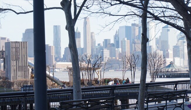 Building Photo - 77 River St