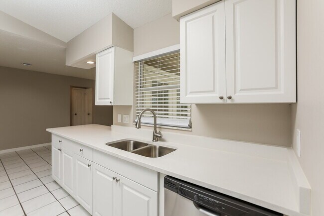 Foto del edificio - 8129 Cloverglen Cir