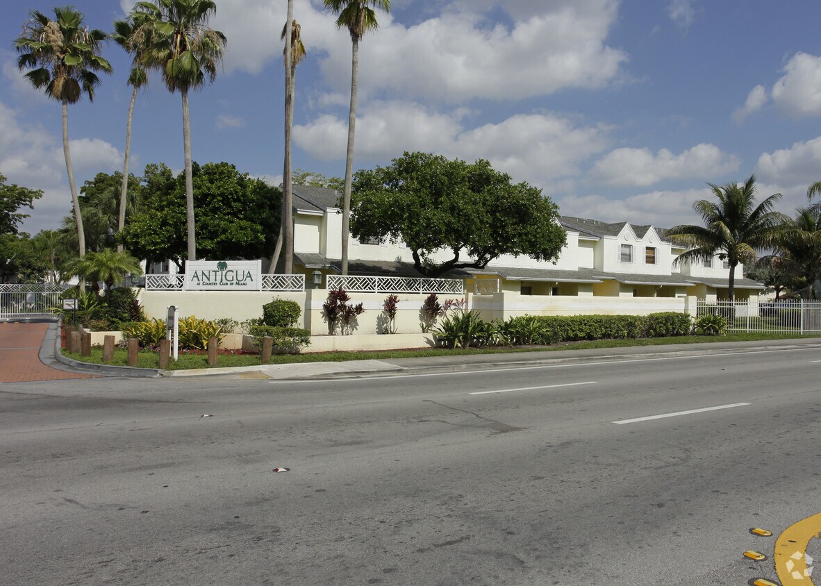 Antigua at Country Club of Miami Apartments in Hialeah, FL