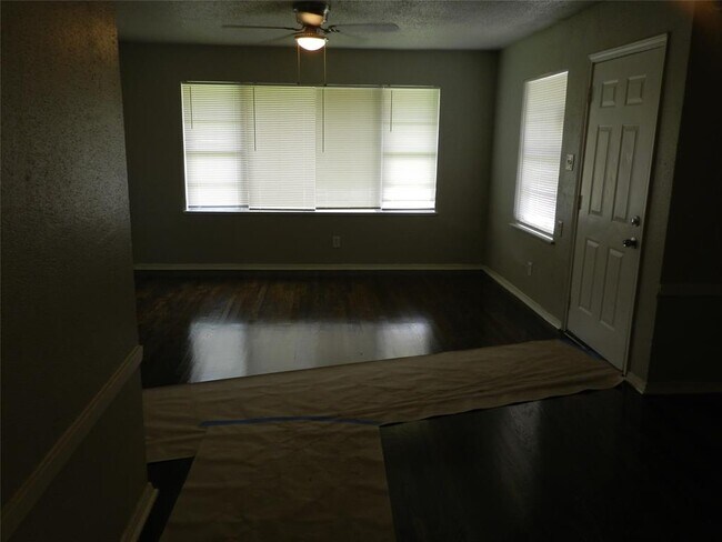 Foto del edificio - 6031 Ridgeway Dr