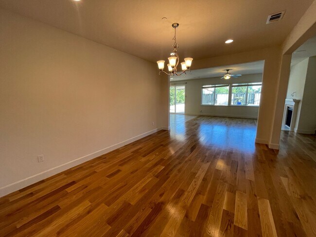 Building Photo - 2024 Newcastle Dr