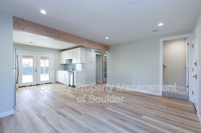 Building Photo - 712 S Roosevelt Ave