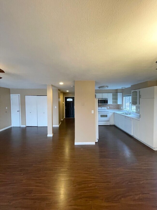 Foto del edificio - Awesome 3 or 4 Bedroom Single-Family Home in Troy Hill- 3 Level Deck and Central Air!