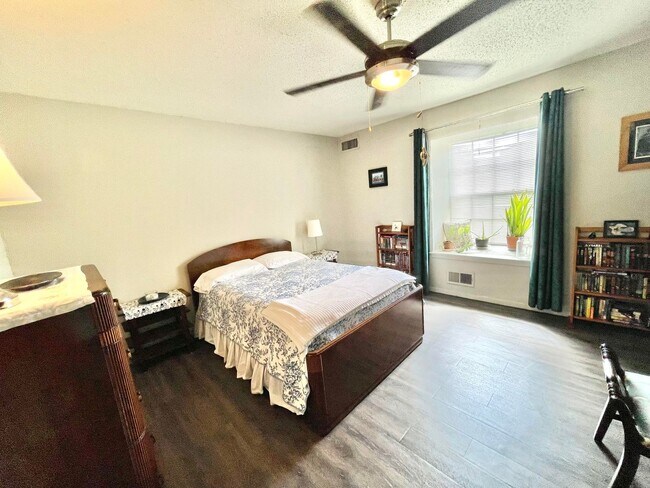 Foto del edificio - One Bedroom unit in Fourplex with Yard for...