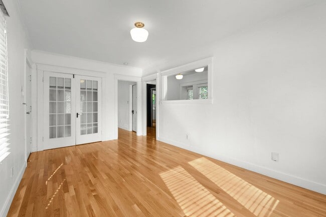 Foto del edificio - Adorable 1 bed / 1 bath Stand-Alone Bungalow in the Heart of Echo Park with Laundry & Parking