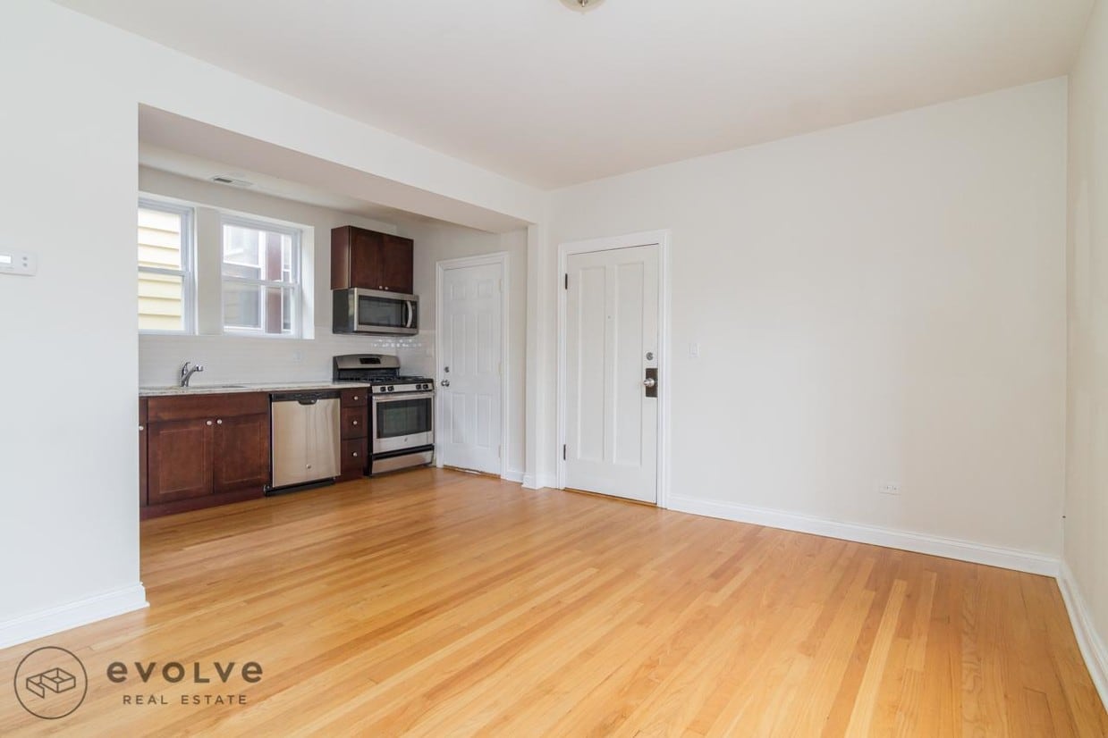 Primary Photo - 2415 W Montrose Ave