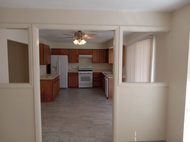 Foto del edificio - 4 BEDROOM 3 BATHROOM HOME IN THE VIBRANT C...