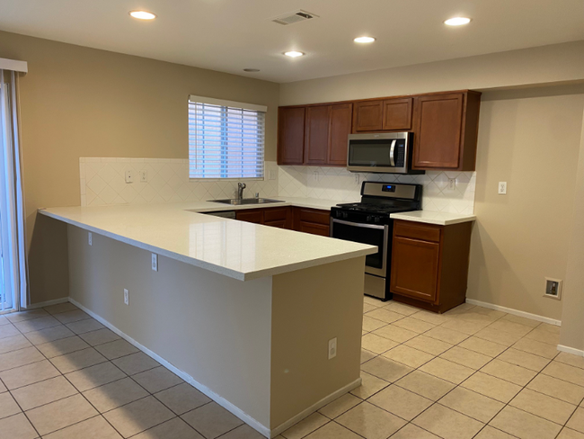 Building Photo - 38270 Lone Tree Ct
