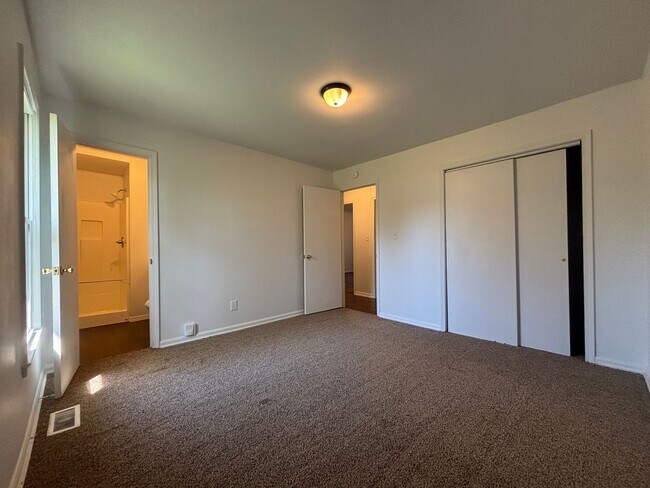 Building Photo - Spacious 3 bedroom 2 full bathrooms with a...
