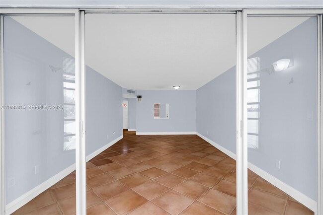 Foto del edificio - 1300 NE 191st St