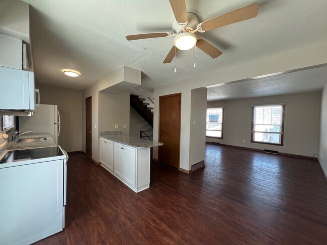 Foto del edificio - 6650 Holcomb Cir