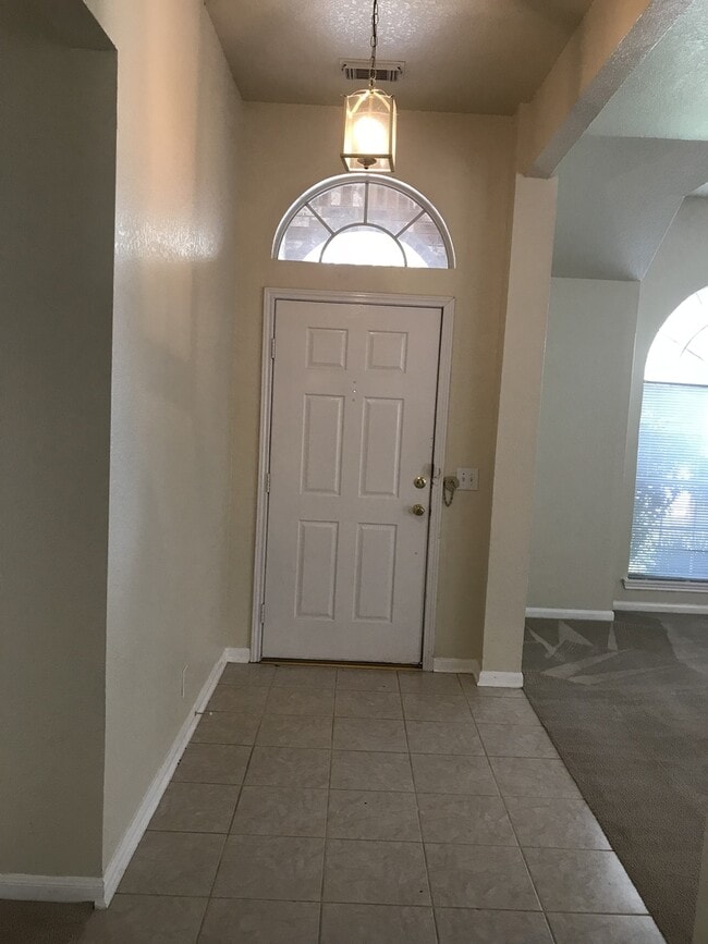 Building Photo - 2520 Crested Heights