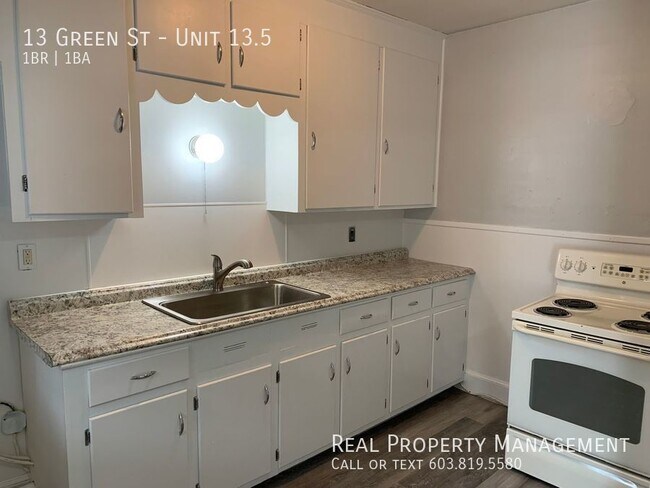 Building Photo - One Bedroom Apartment Available Now!