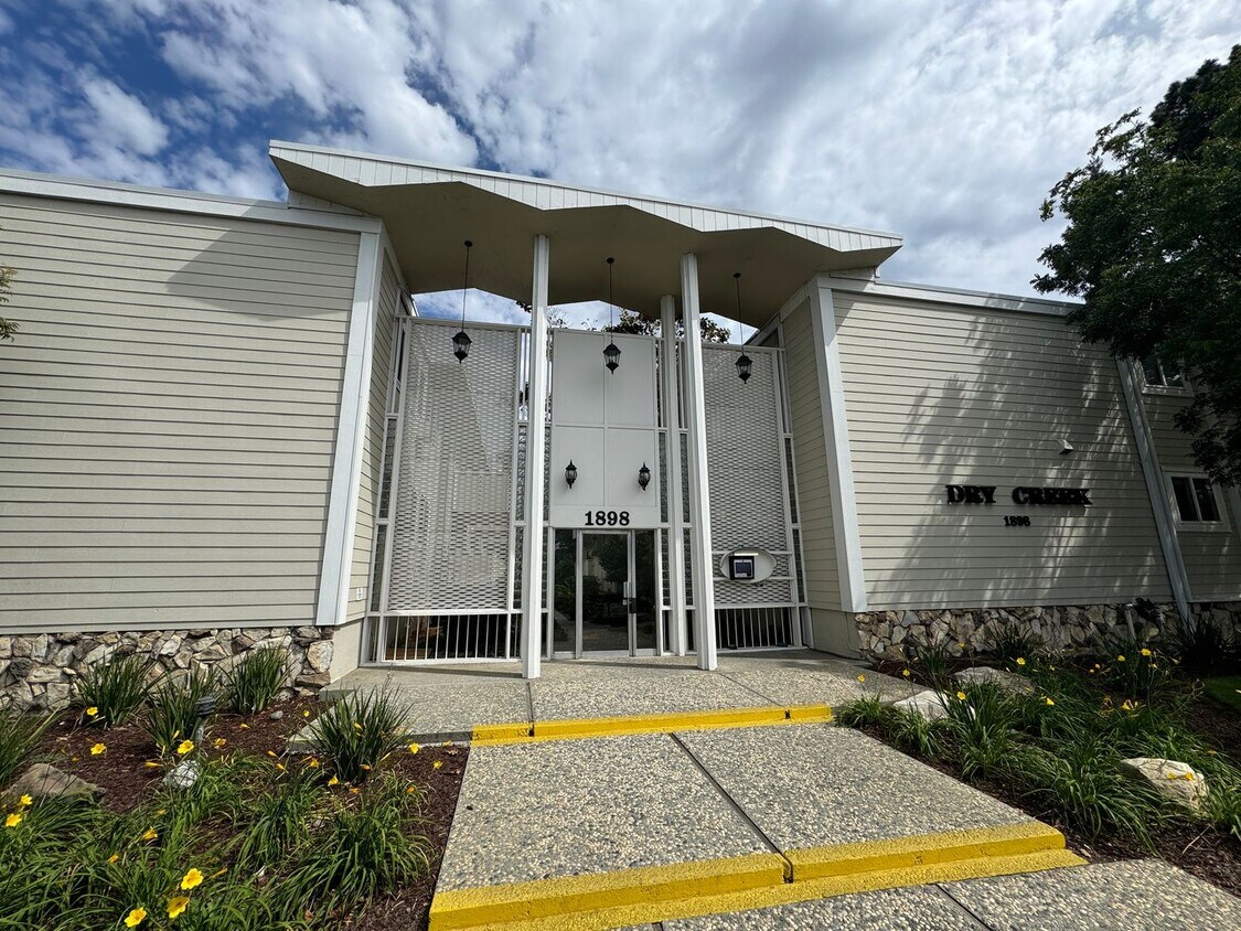 Primary Photo - 3bd/2ba Condo - Pets welcome!