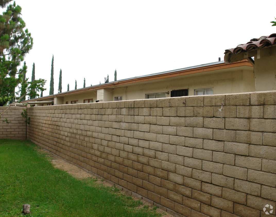 Building Photo - 9146 Acacia Ave