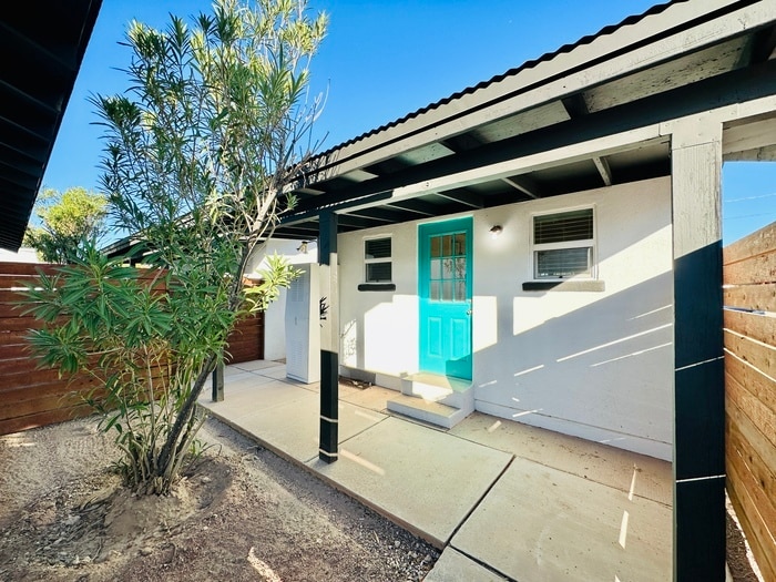 Renovated Studio with Front and Back Yard!... - Renovated Studio with Front and Back Yard!...