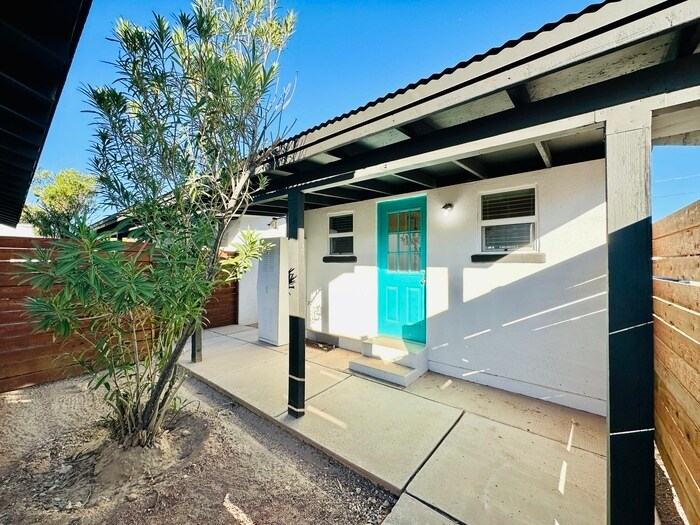 Foto principal - Renovated Studio with Front and Back Yard!...