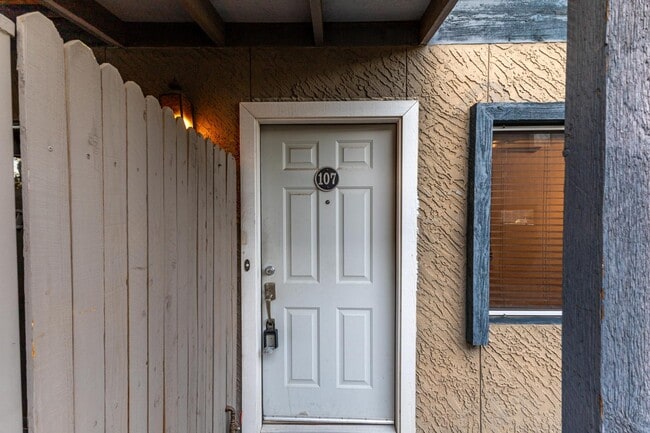 Building Photo - 286 W Palomino Dr