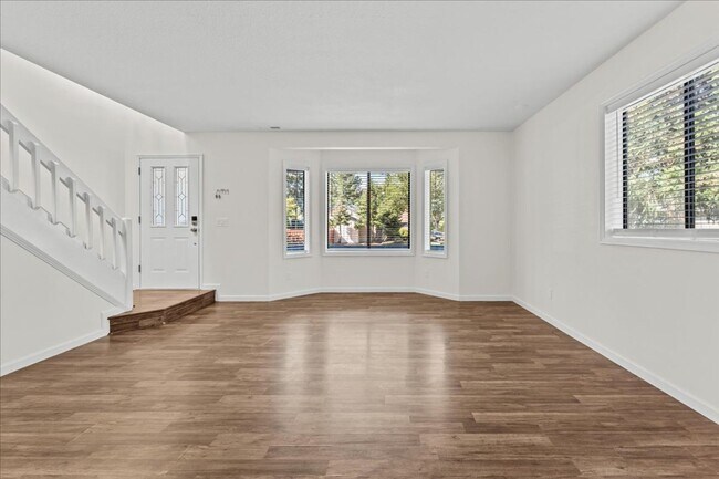 Foto del edificio - Renovated 4-bdrm, 2-bath Tualatin home—Cor...