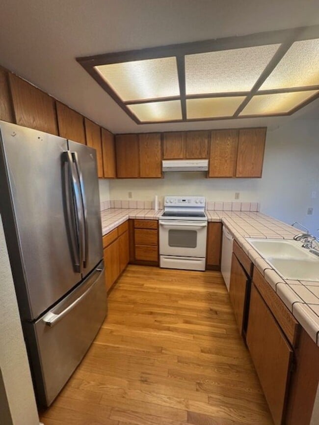 Building Photo - Super Adorable 3 Bedroom Townhouse!