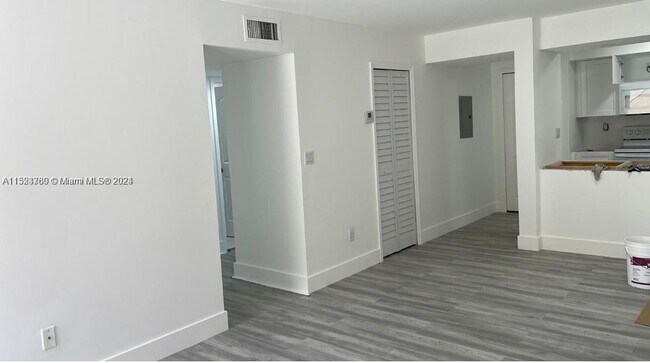 Foto del edificio - 18360 Mediterranean Blvd