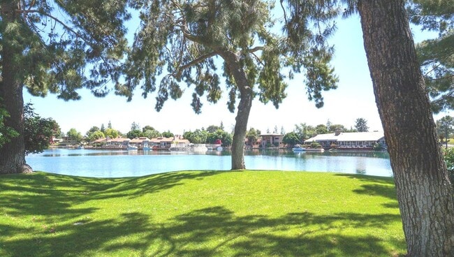Building Photo - Harbour Village At Tempe Lakes