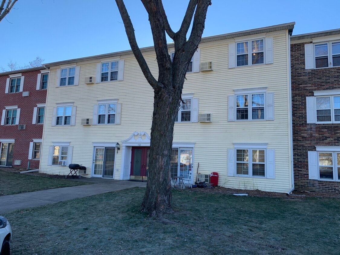 Building Photo - 932 Iowa Ave