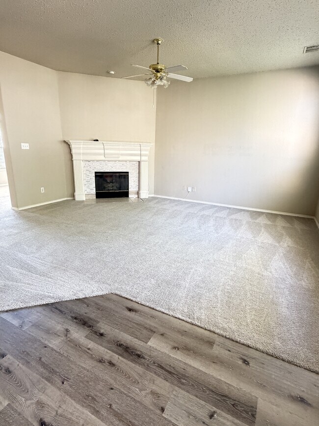 Foto del edificio - 2040 Camelot Dr