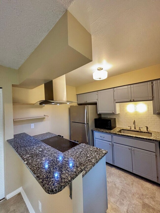 Building Photo - Beautifully Updated 2-Bedroom Townhome in ...