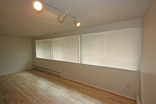 Building Photo - 2 bedroom 1 bath upstairs apartment